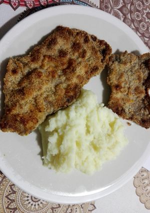 Una foto de Milanesas con cereal y puré
