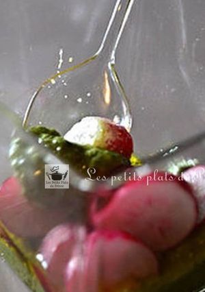 Une photo de Verrine de pesto d'orties et radis roses du printemps