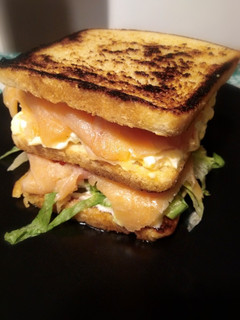 Una foto de Sándwich de salmón ahumado