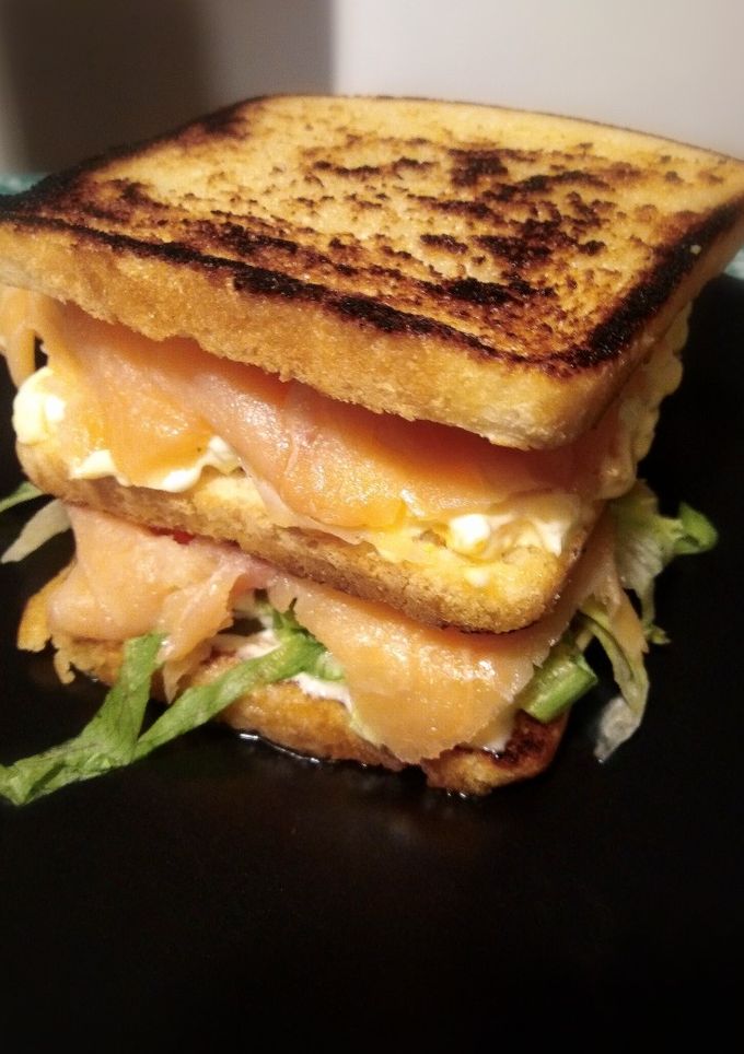 Una foto de Sándwich de salmón ahumado