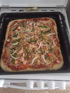 Una foto de Pizza casera y crujiente