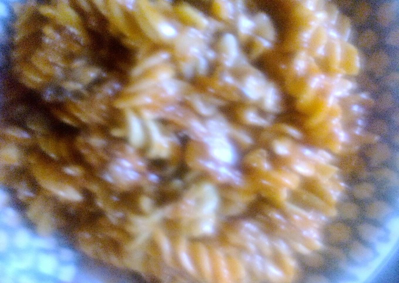 Espirales de colores con champiñones, carne picada y atún