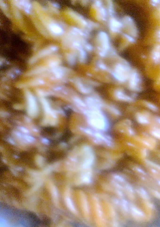 Una foto de Espirales de colores con champiñones, carne picada y atún