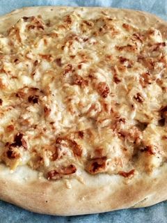 Una foto de Pizza de pollo carbonara