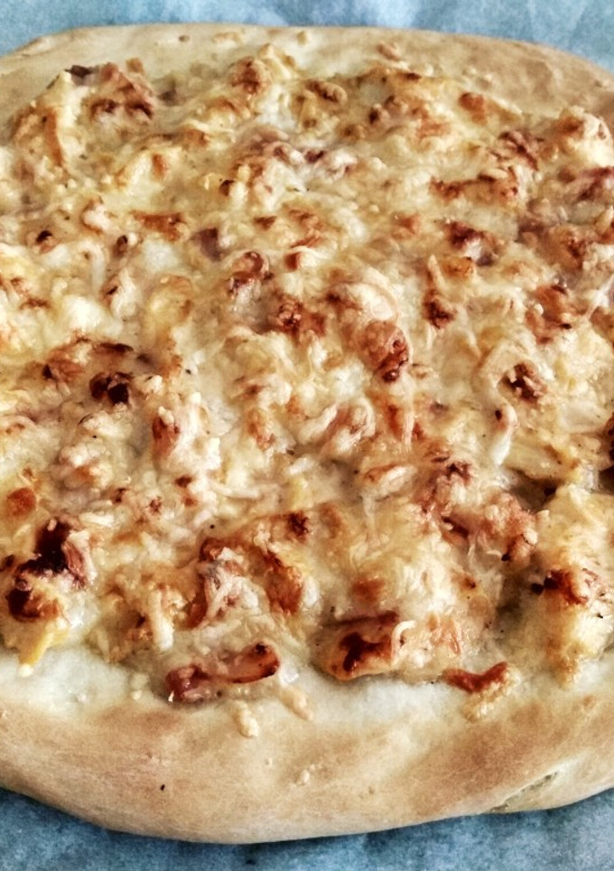 Una foto de Pizza de pollo carbonara