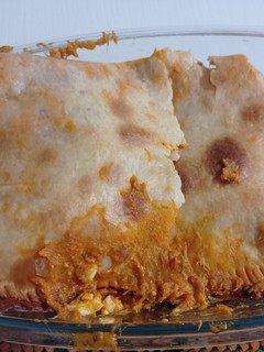 Una foto de Empanada huevo, bonito y tomate