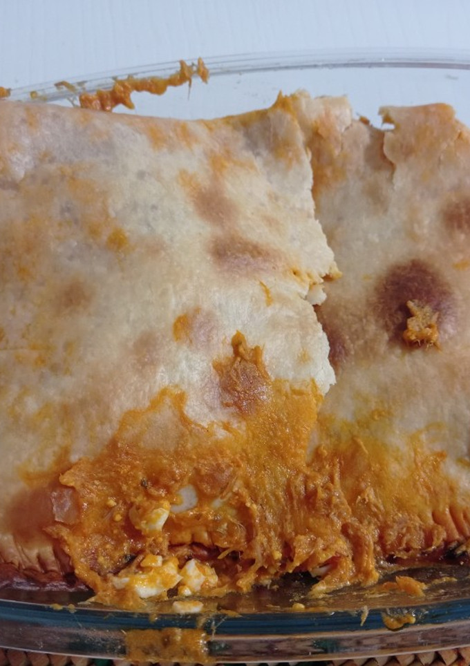 Una foto de Empanada huevo, bonito y tomate