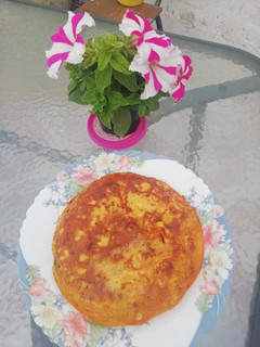 Una foto de Tortilla de jamón, chorizo y queso