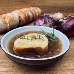 A picture of Vegan French Onion Soup 🌱(& vegan garlic bread 🥖).