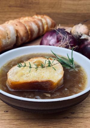 A picture of Vegan French Onion Soup 🌱(& vegan garlic bread 🥖).