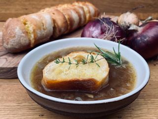 Vegan French Onion Soup 🌱
(& vegan garlic bread 🥖)