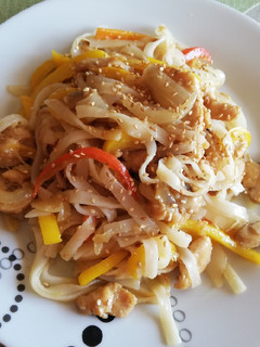 Una foto de Pasta de arroz con verduras y pollo