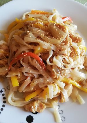 Foto principal de Pasta de arroz con verduras y pollo