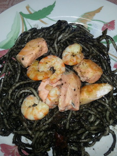 Una foto de Salmón con espaguetis y calamares