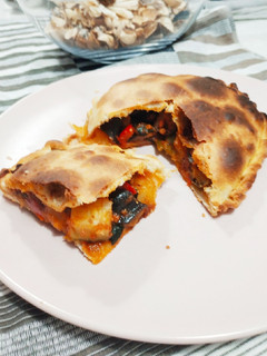 Una foto de Tartitas rellenas de pisto y sobrasada