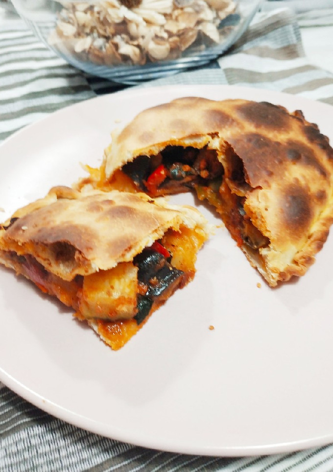 Una foto de Tartitas rellenas de pisto y sobrasada