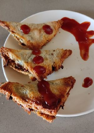 मटार चीज ट्रॅंगल्स (Matar Cheese Triangle Recipe In Marathi) रेसिपी चे मुख्य फोटो 