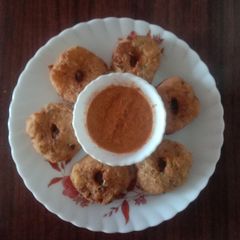 A picture of Instant Vada/ Rava Vada/ Suji Vada/ Semolina Vada with Tomato Peanut Chutney.