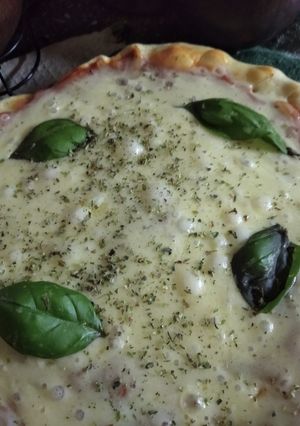 Una foto de Pizza con albahaca