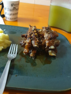 Una foto de Costillas ibéricas con puré