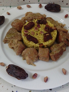 Una foto de Cordero estofado con miel y arroz salteado con dátiles y pistachos