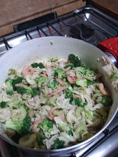 Una foto de Pasta con tocino y brócoli