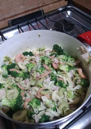 Una foto de Pasta con tocino y brócoli