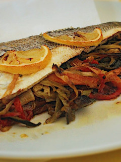 Una foto de Lubina con verduras en papillote