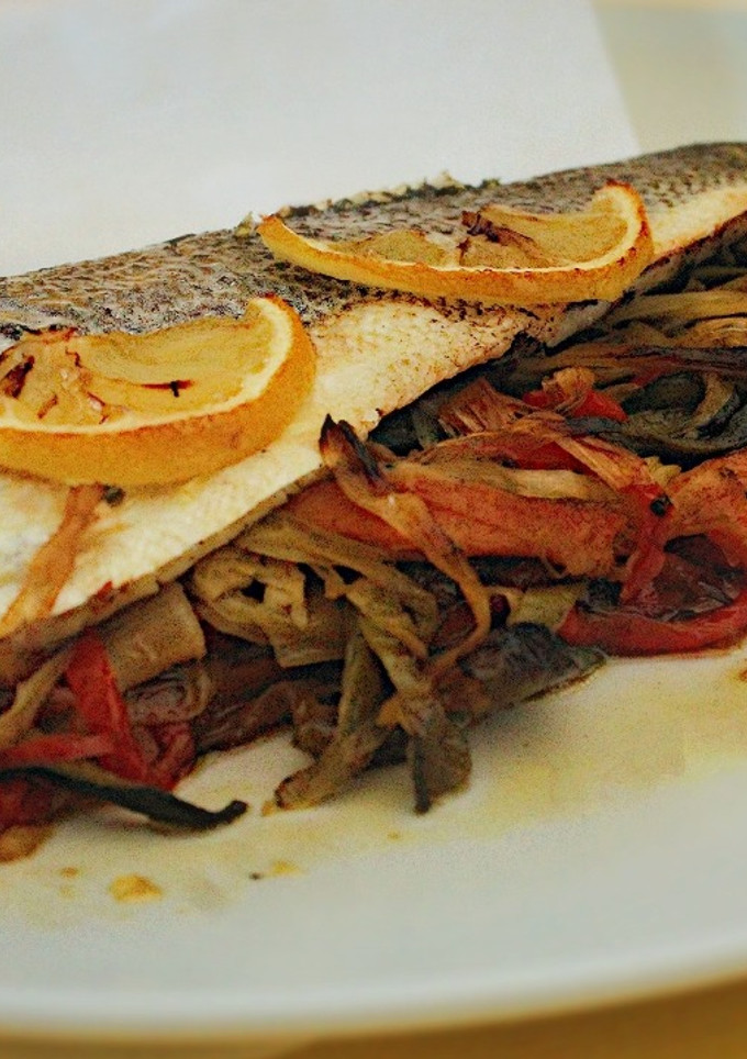 Una foto de Lubina con verduras en papillote