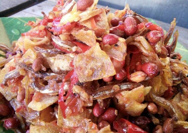 Cara Membuat Sambel teri, kentang, dan kacang yang Gurih