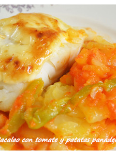 Una foto de Bacalao con tomate y patatas panadera