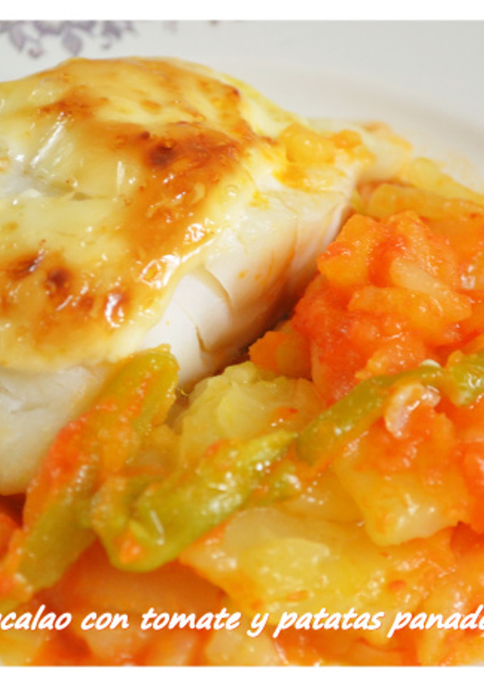 Una foto de Bacalao con tomate y patatas panadera