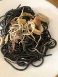 Spaghetti al nero di seppia con gulas, gambas y calamares