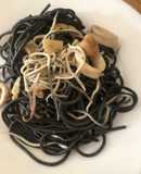 Spaghetti al nero di seppia con gulas, gambas y calamares