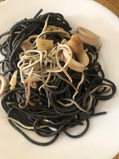 Una foto de Spaghetti al nero di seppia con gulas, gambas y calamares