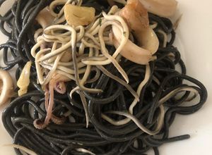 Una foto de Spaghetti al nero di seppia con gulas, gambas y calamares