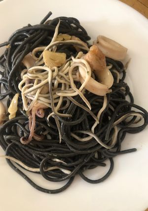 Una foto de Spaghetti al nero di seppia con gulas, gambas y calamares