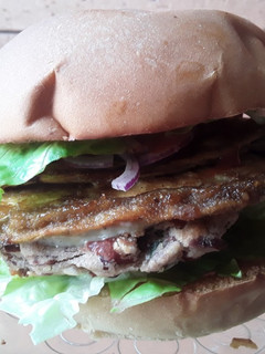 Una foto de Hamburguesa🍔 con berenjenas🍆 empanizadas en salsa teriyaki...🍯