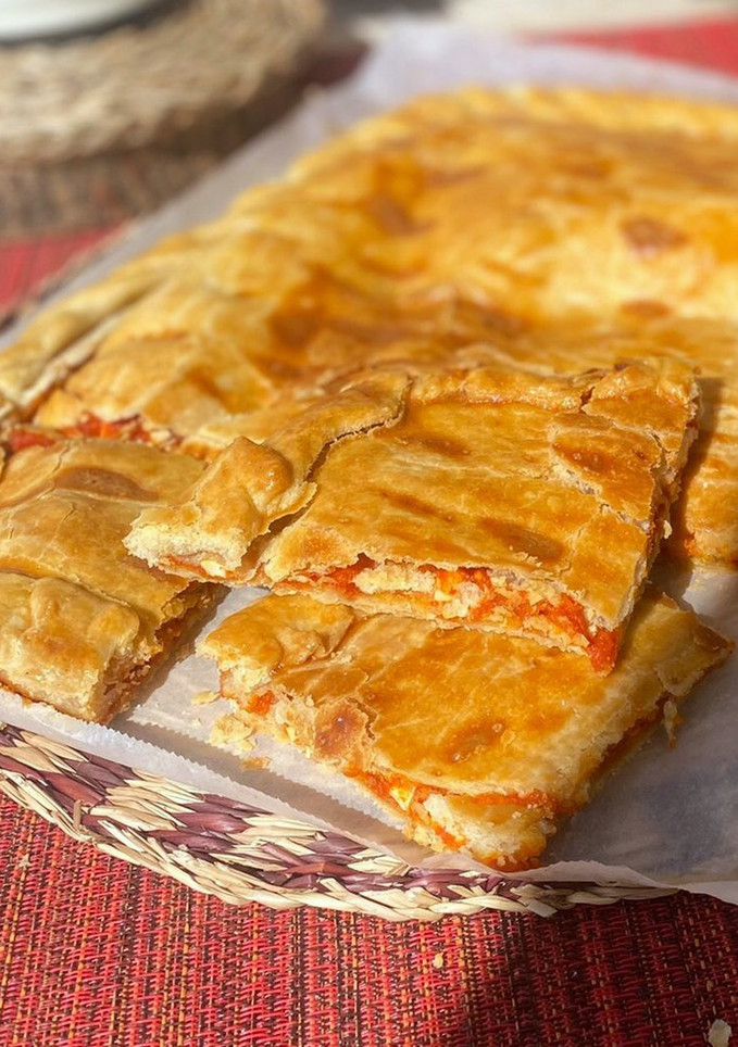 Una foto de Coca salada de piquillos para compartir con amigos! 🎇