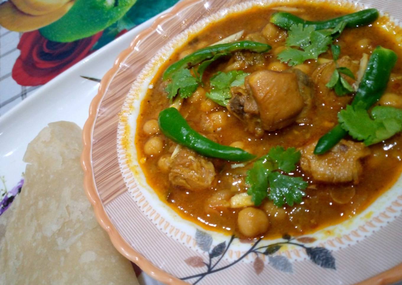 Chilli murgh cholay with puri