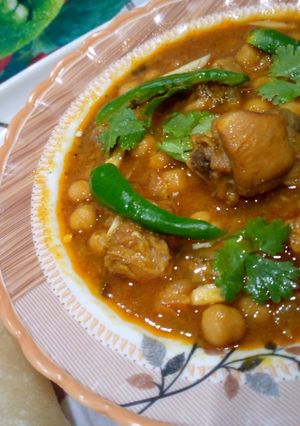 A picture of Chilli murgh cholay with puri.