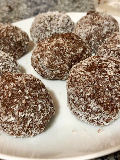 Una foto de Bolas de chocolate y coco para microondas