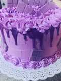 Torta de cumpleaños con crema chantilly en color lila