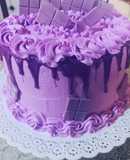 Torta de cumpleaños con crema chantilly en color lila
