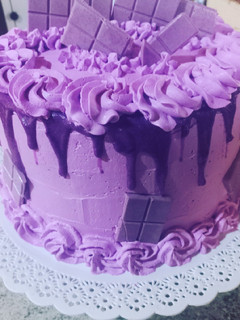 Una foto de Torta de cumpleaños con crema chantilly en color lila