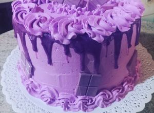 Una foto de Torta de cumpleaños con crema chantilly en color lila