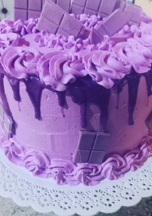 Una foto de Torta de cumpleaños con crema chantilly en color lila