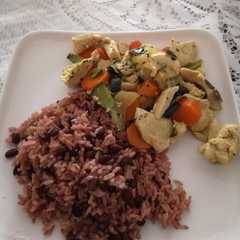 Una foto de Arroz de frijolitos-pollo con calabacín y zanahoria 🥕