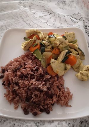Una foto de Arroz de frijolitos-pollo con calabacín y zanahoria 🥕