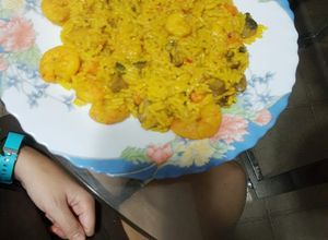 Una foto de Arroz con mariscos en simples pasos